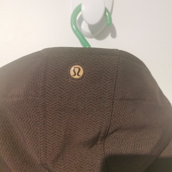 Like new Lululemon size 4 apres ski rainproof jacket - Picture 14 of 16